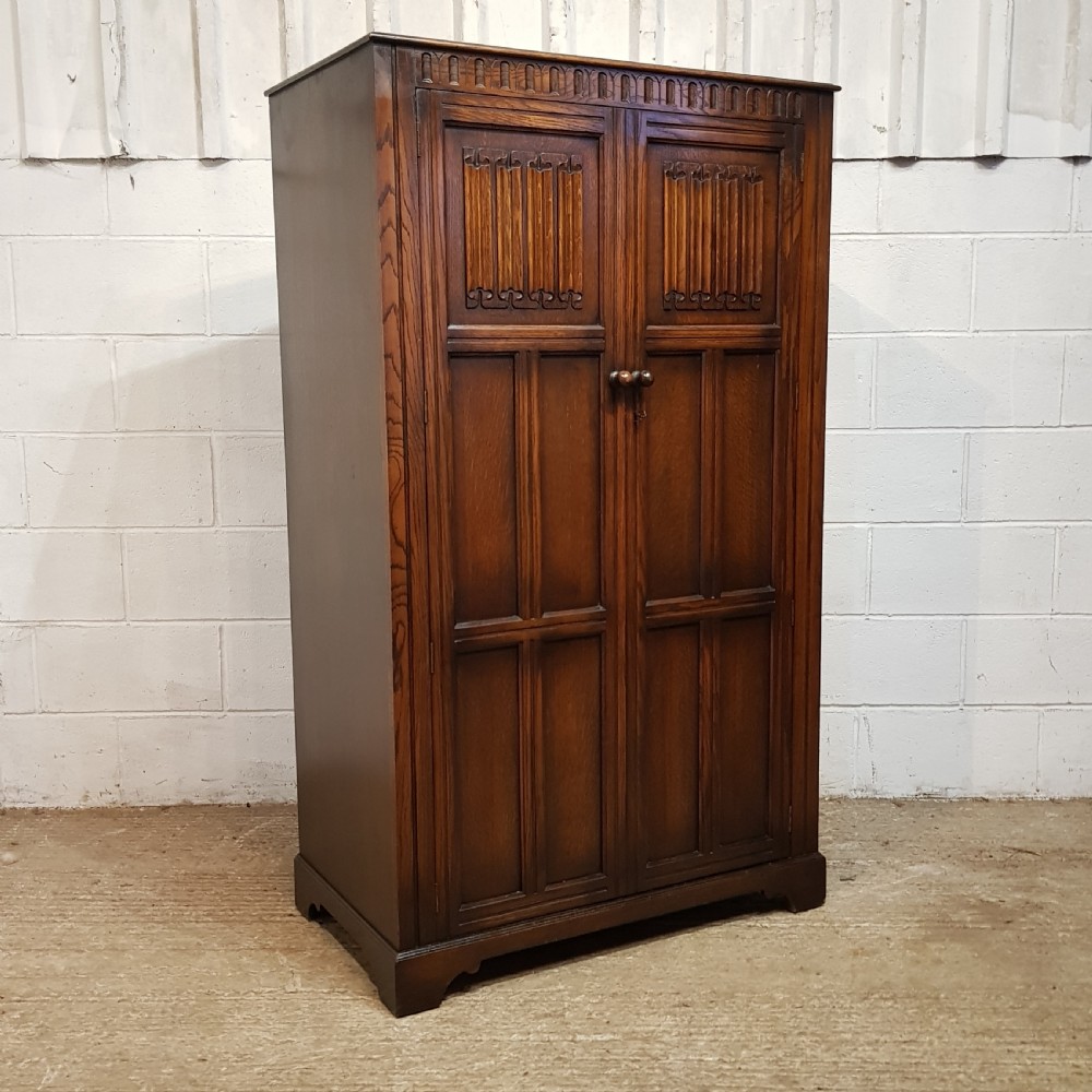 AN ANTIQUE SMALL OAK FITTED WARDROBE C1920 View V