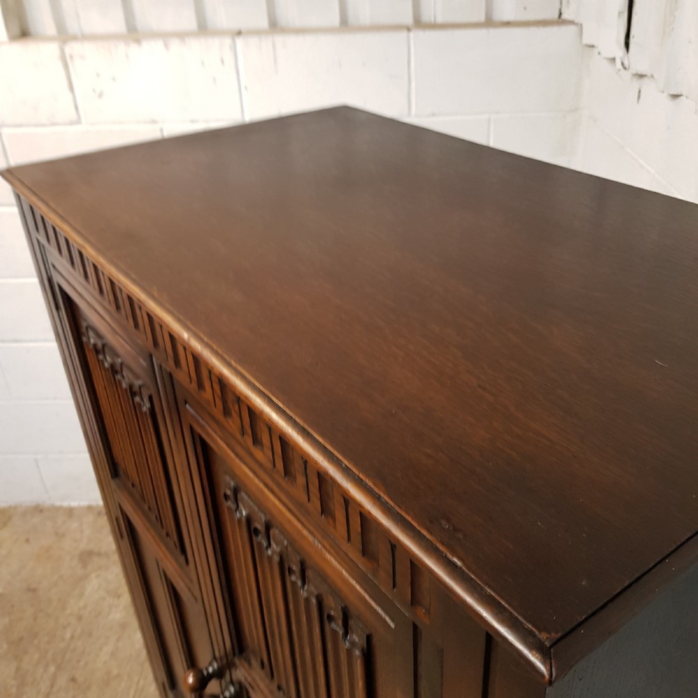 AN ANTIQUE SMALL OAK FITTED WARDROBE C1920 View VI