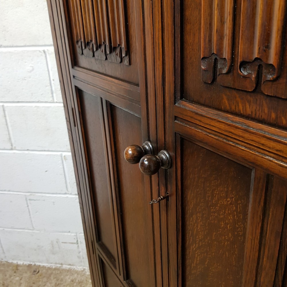 AN ANTIQUE SMALL OAK FITTED WARDROBE C1920 View VII