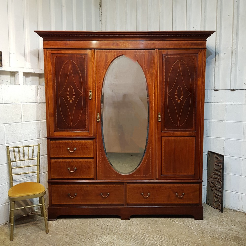 AN EDWARDIAN MAHOGANY TRIPLE WARDROBE C1900.