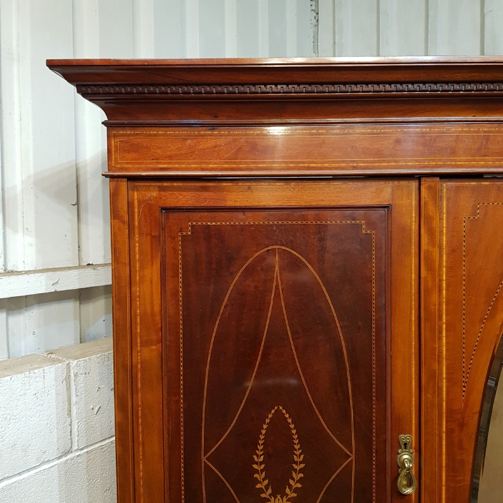 AN EDWARDIAN MAHOGANY TRIPLE WARDROBE C1900. View VIII