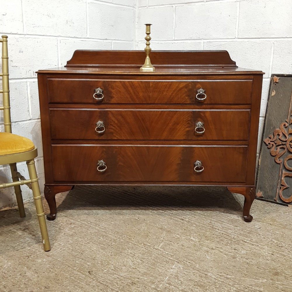 AN ANTIQUE 3 HEIGHT MAHOGANY CHEST OF DRAWERS C1920
