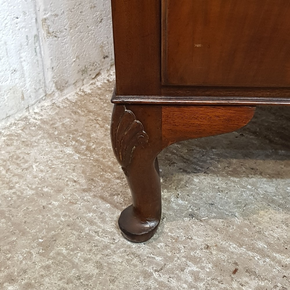 AN ANTIQUE 3 HEIGHT MAHOGANY CHEST OF DRAWERS C1920 View II