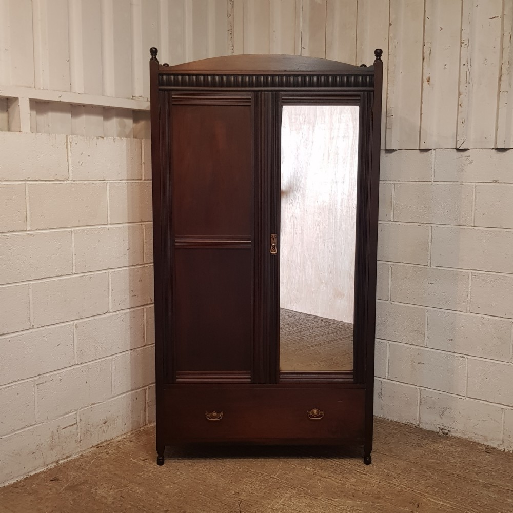 AN ANTIQUE EDWARDIAN OAK ARTS AND CRAFTS WARDROBE C1900