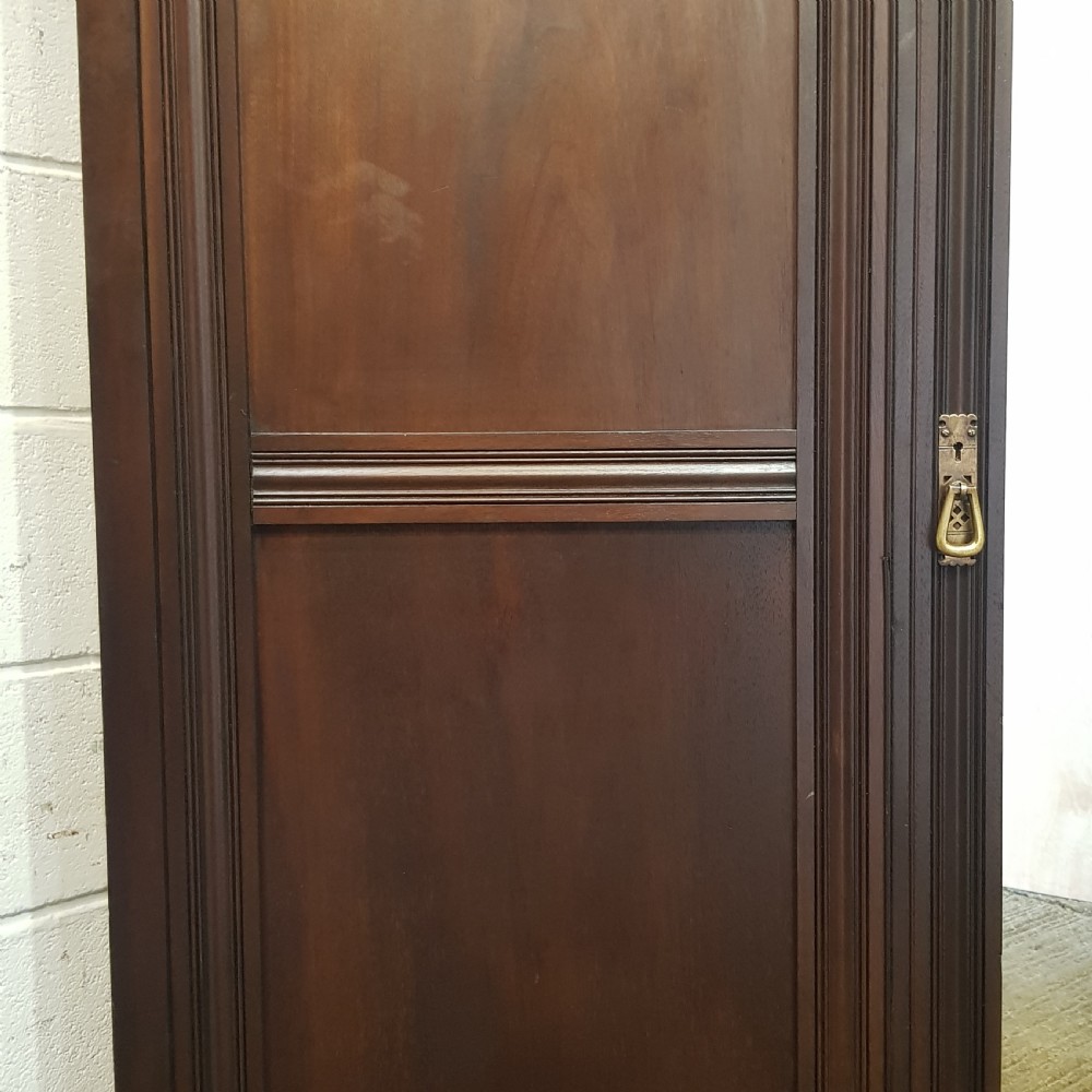 AN ANTIQUE EDWARDIAN OAK ARTS AND CRAFTS WARDROBE C1900 View III