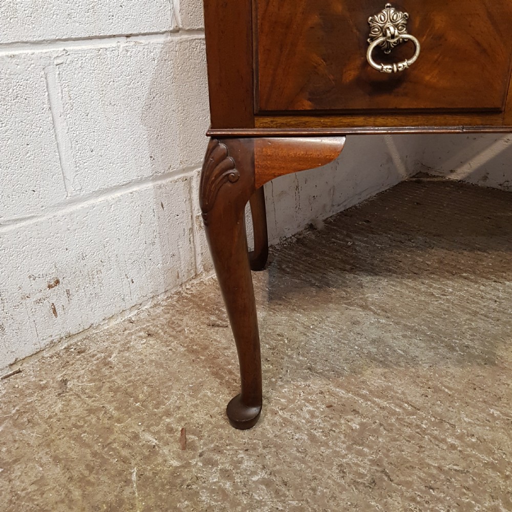 AN ANTIQUE MAHOGANY DRESSING TABLE C1920 View III