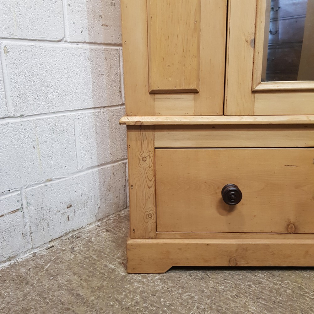 AN ANTIQUE VICTORIAN PINE WARDROBE C1890 View II