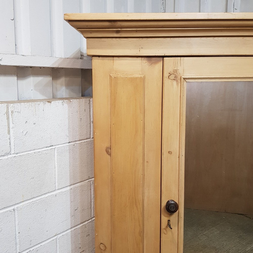 AN ANTIQUE VICTORIAN PINE WARDROBE C1890 View III