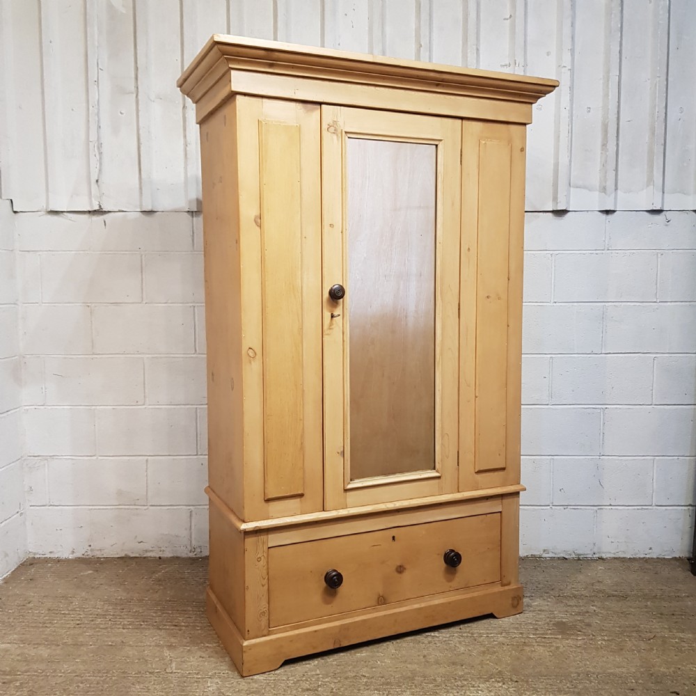 AN ANTIQUE VICTORIAN PINE WARDROBE C1890 View VI