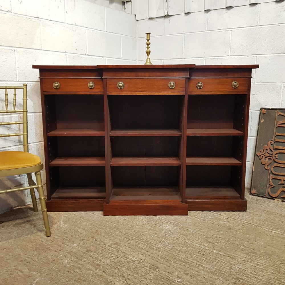 AN ANTIQUE EARLY VICTORIAN MAHOGANY BREAKFRONT OPEN BOOKCASE C1850