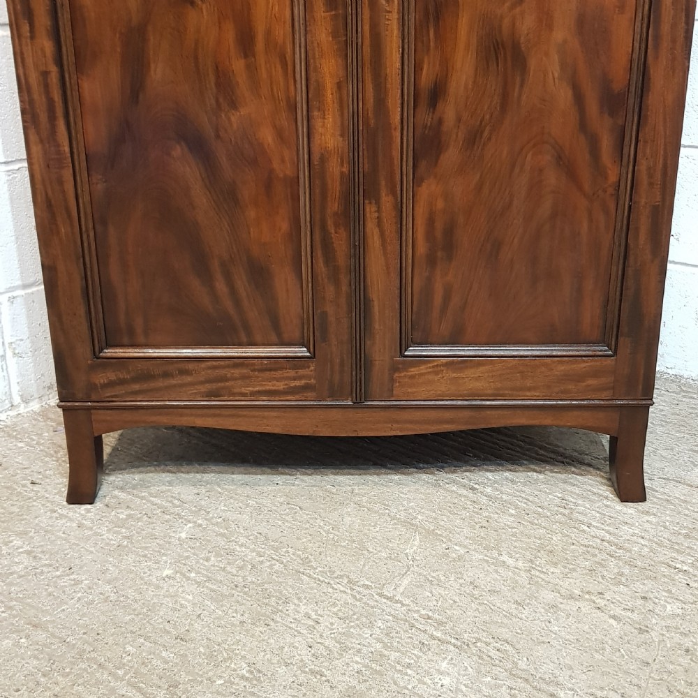 A GEORGE 3rd SMALL MAHOGANY WARDROBE C1800 View IV