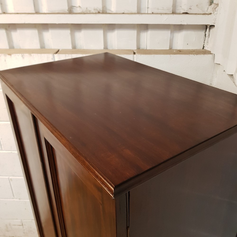 A GEORGE 3rd SMALL MAHOGANY WARDROBE C1800 View VI
