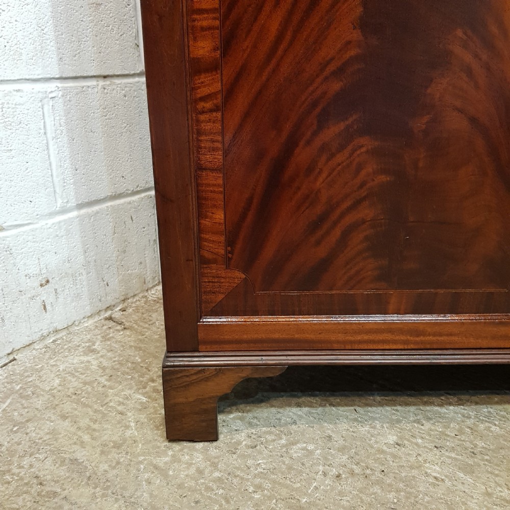 AN ANTIQUE REGENCY MAHOGANY DWARF LINEN PRESS C1800 View III