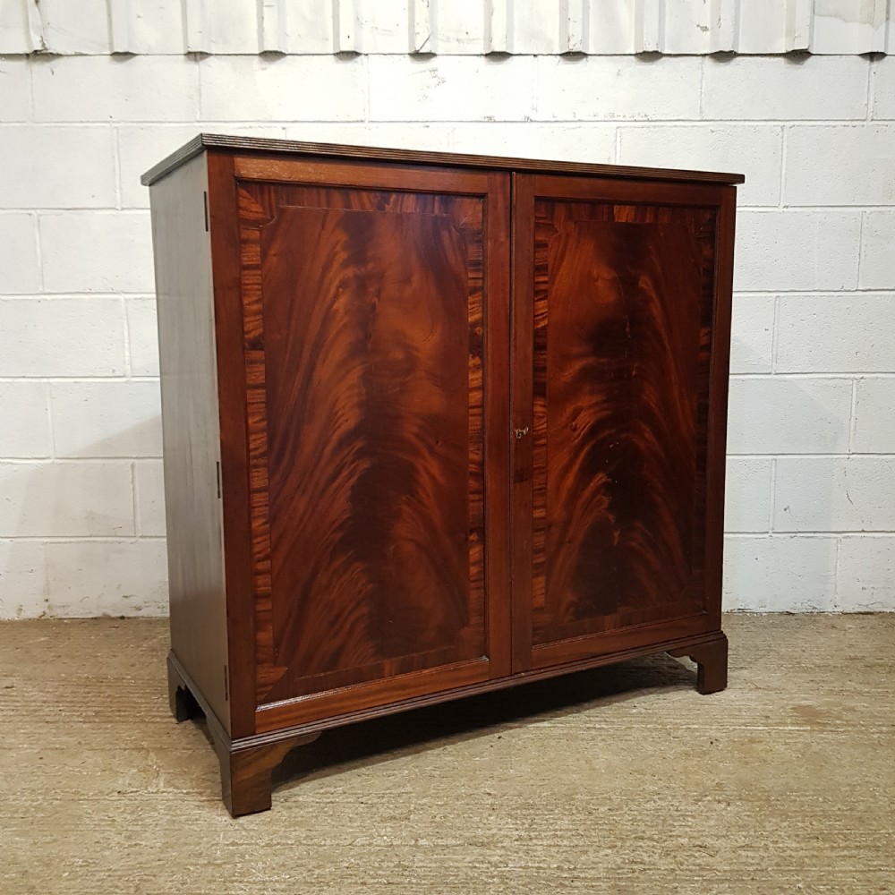 AN ANTIQUE REGENCY MAHOGANY DWARF LINEN PRESS C1800 View VII