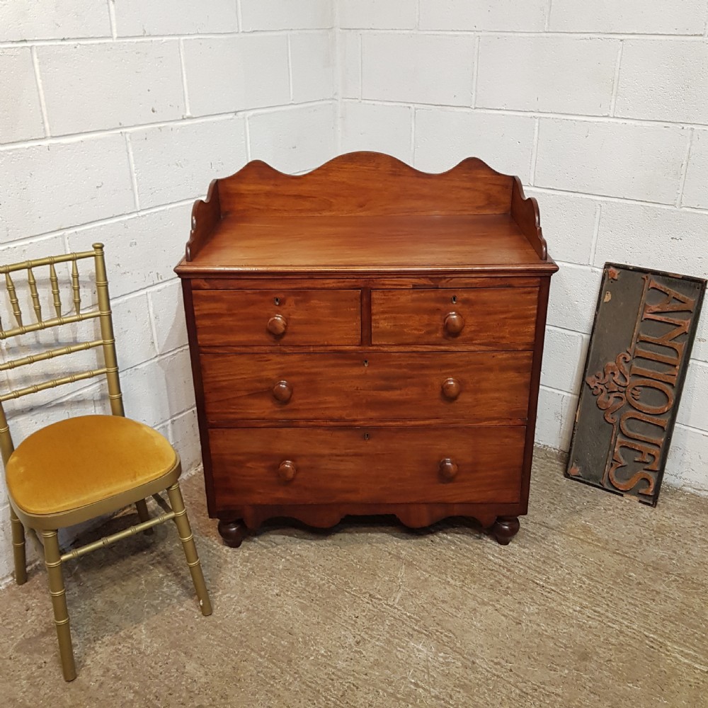 AN ANTIQUE VICTORIAN MAHOGANY 3 HEIGHT CHEST OF DRAWERS C1880
