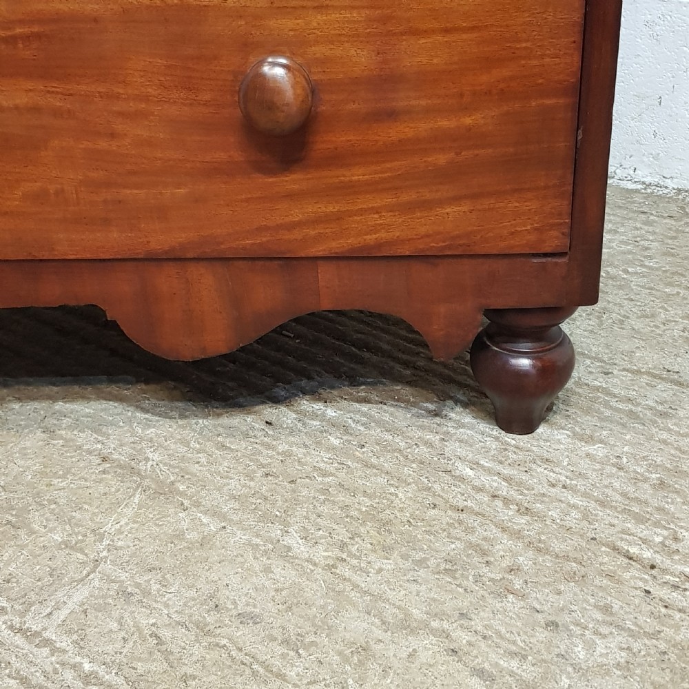 AN ANTIQUE VICTORIAN MAHOGANY 3 HEIGHT CHEST OF DRAWERS C1880 View II