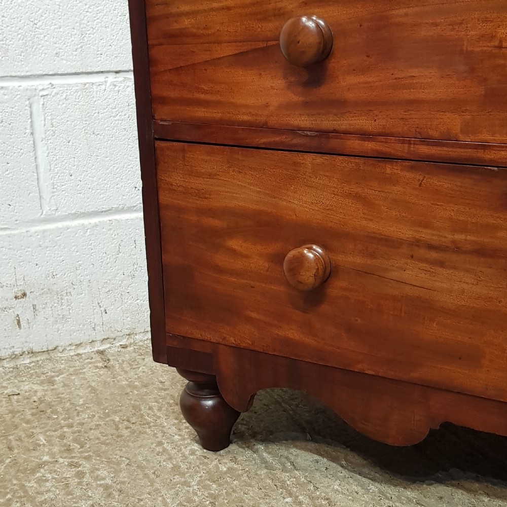 AN ANTIQUE VICTORIAN MAHOGANY 3 HEIGHT CHEST OF DRAWERS C1880 View III