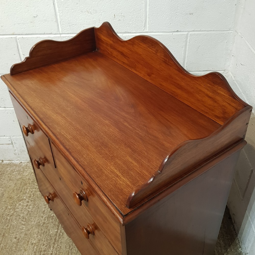AN ANTIQUE VICTORIAN MAHOGANY 3 HEIGHT CHEST OF DRAWERS C1880 View VI
