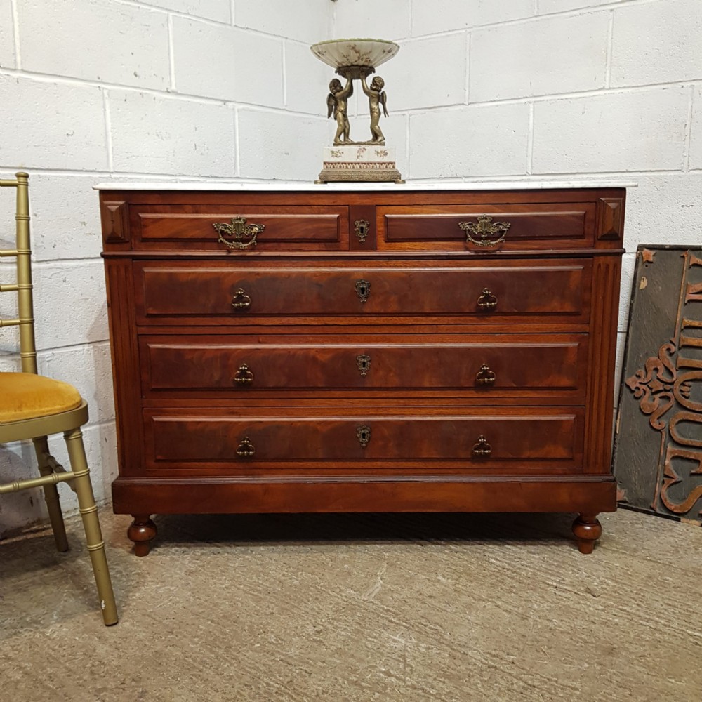 AN ANTIQUE FRENCH MARBLE TOPPED WALNUT CHEST OF DRAWERS C1900