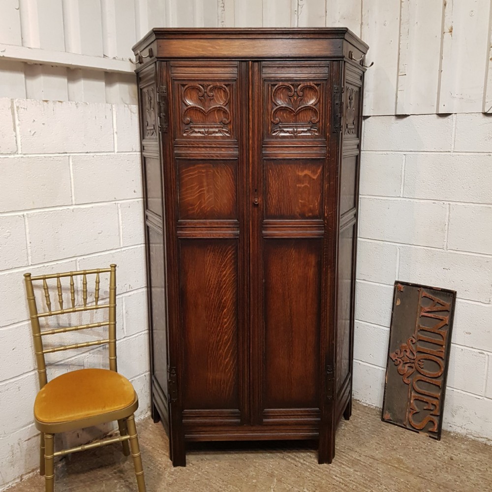 AN ANTIQUE OAK HALL WARDROBE C1920