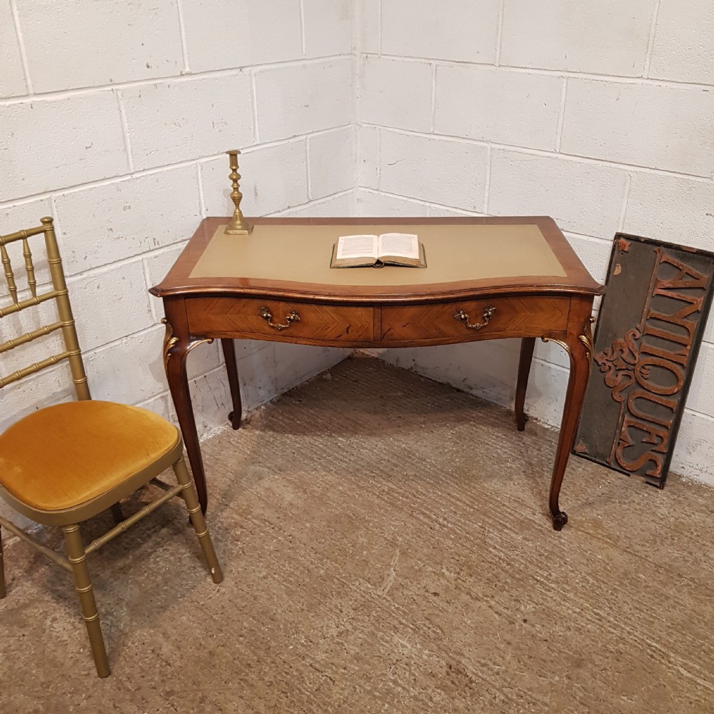 AN ANTIQUE WALNUT SERPENTINE FRONTED WRITING TABLE / DESK C1900 View XV