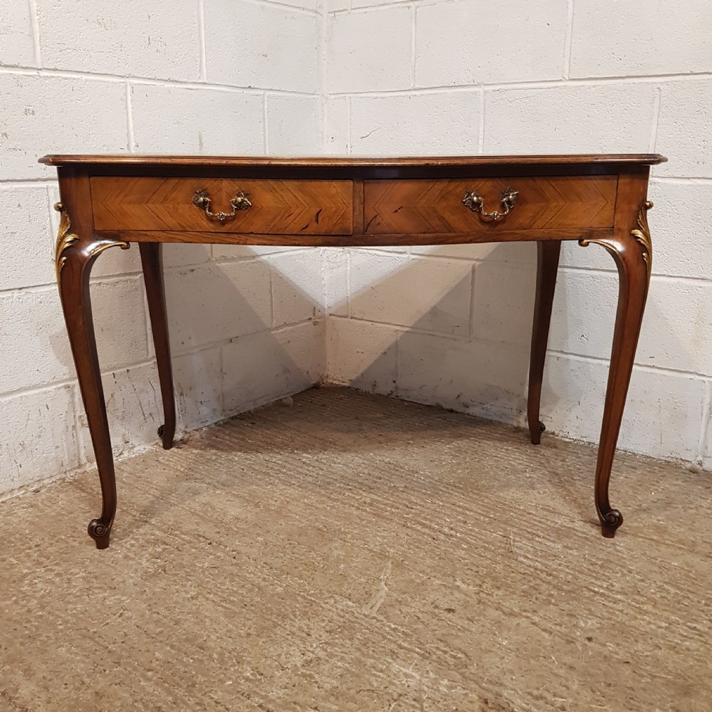 AN ANTIQUE WALNUT SERPENTINE FRONTED WRITING TABLE / DESK C1900 View II