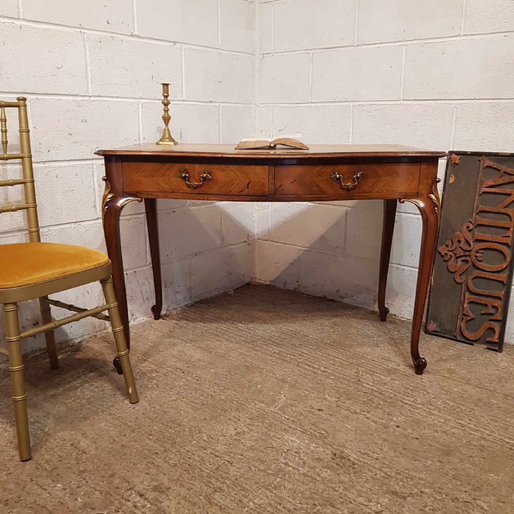 AN ANTIQUE WALNUT SERPENTINE FRONTED WRITING TABLE / DESK C1900 View V