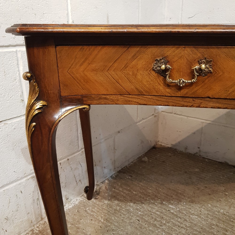 AN ANTIQUE WALNUT SERPENTINE FRONTED WRITING TABLE / DESK C1900 View VII