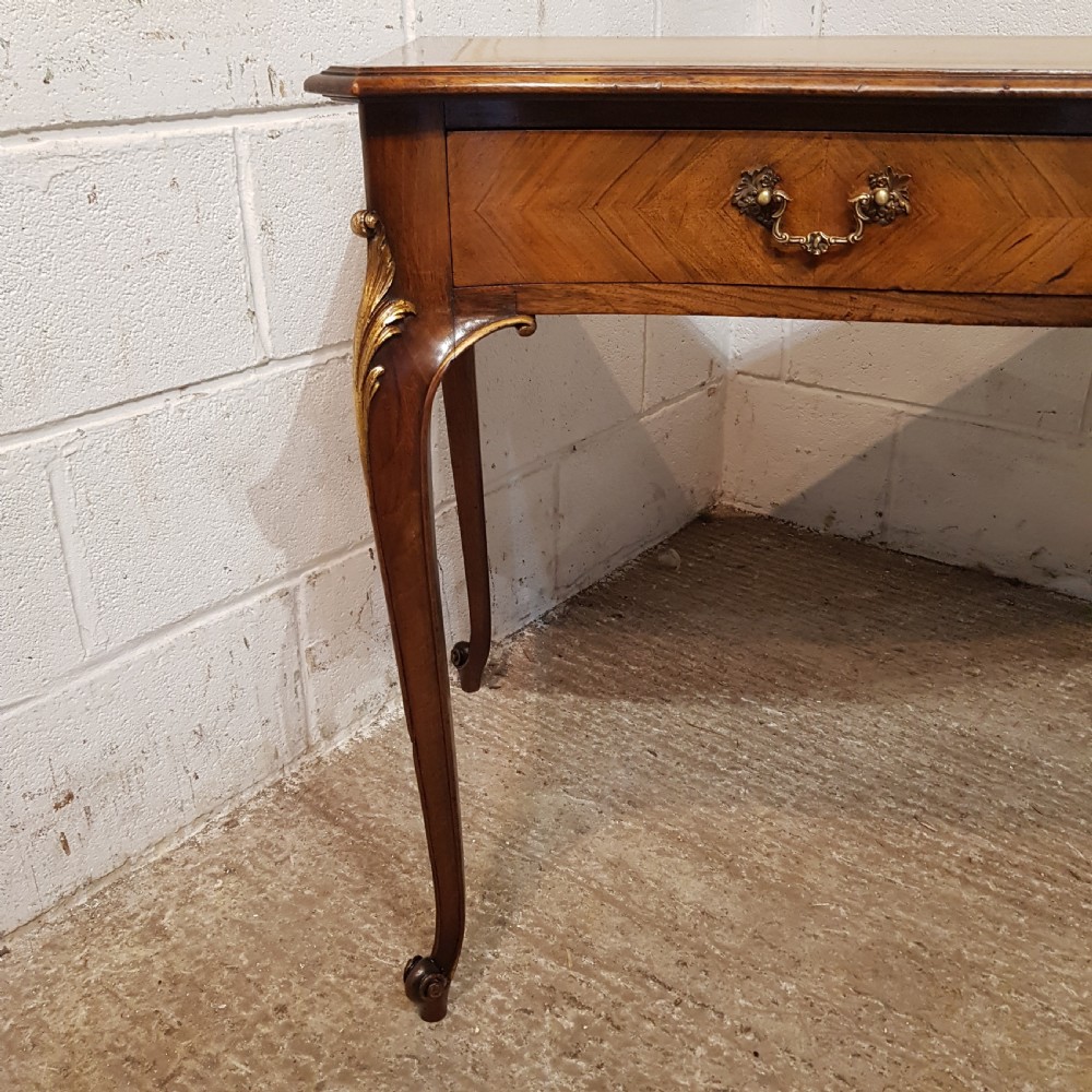 AN ANTIQUE WALNUT SERPENTINE FRONTED WRITING TABLE / DESK C1900 View VIII