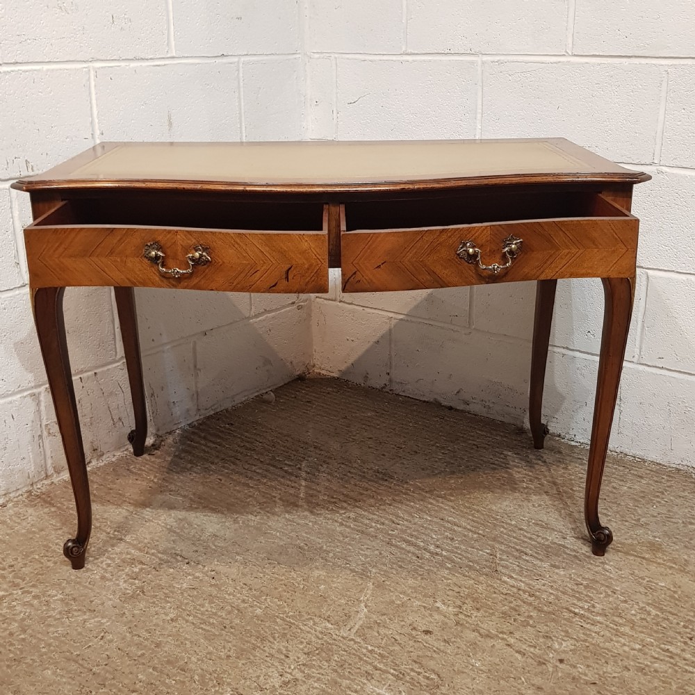 AN ANTIQUE WALNUT SERPENTINE FRONTED WRITING TABLE / DESK C1900 View IX