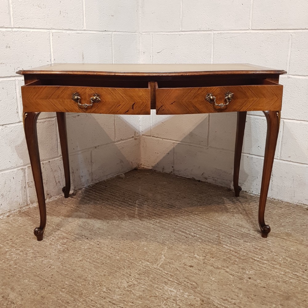 AN ANTIQUE WALNUT SERPENTINE FRONTED WRITING TABLE / DESK C1900 View X