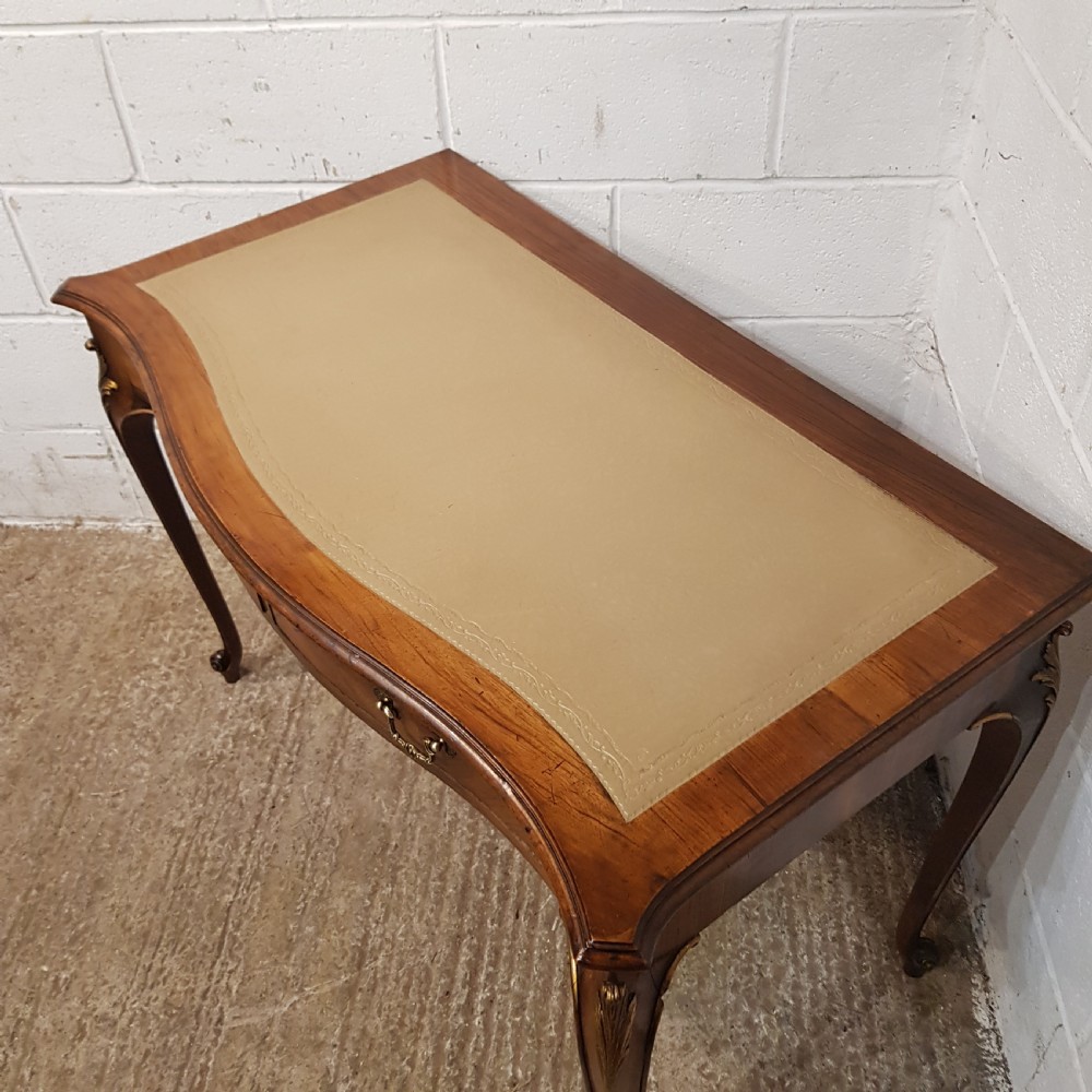 AN ANTIQUE WALNUT SERPENTINE FRONTED WRITING TABLE / DESK C1900 View XI