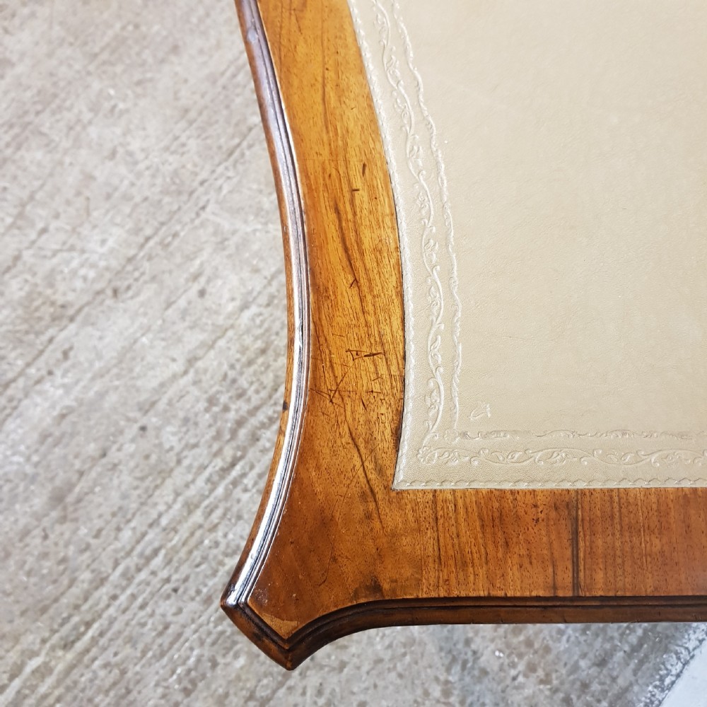 AN ANTIQUE WALNUT SERPENTINE FRONTED WRITING TABLE / DESK C1900 View XII