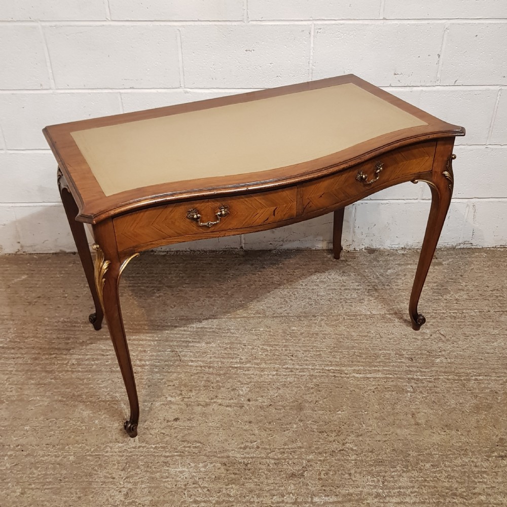 AN ANTIQUE WALNUT SERPENTINE FRONTED WRITING TABLE / DESK C1900