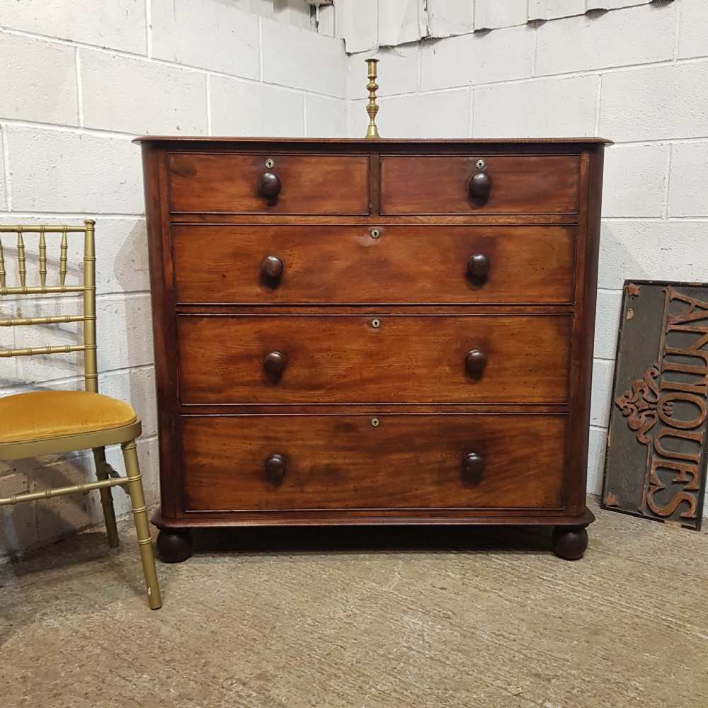 A MAHOGANY VICTORIAN 4 HEIGHT CHEST OF DRAWERS C1880