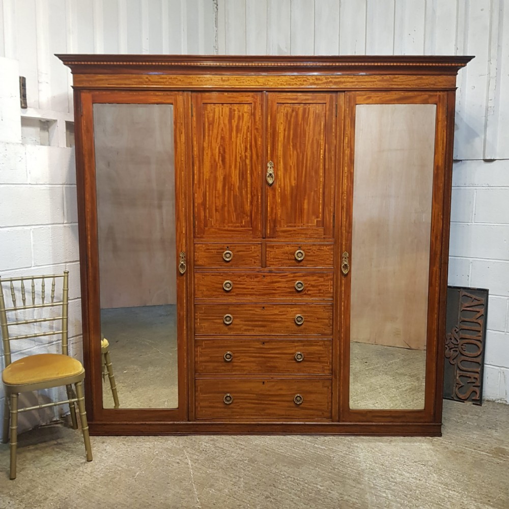 AN EDWARDIAN MAHOGANY TRIPLE WARDROBE BY MAPLES C1900