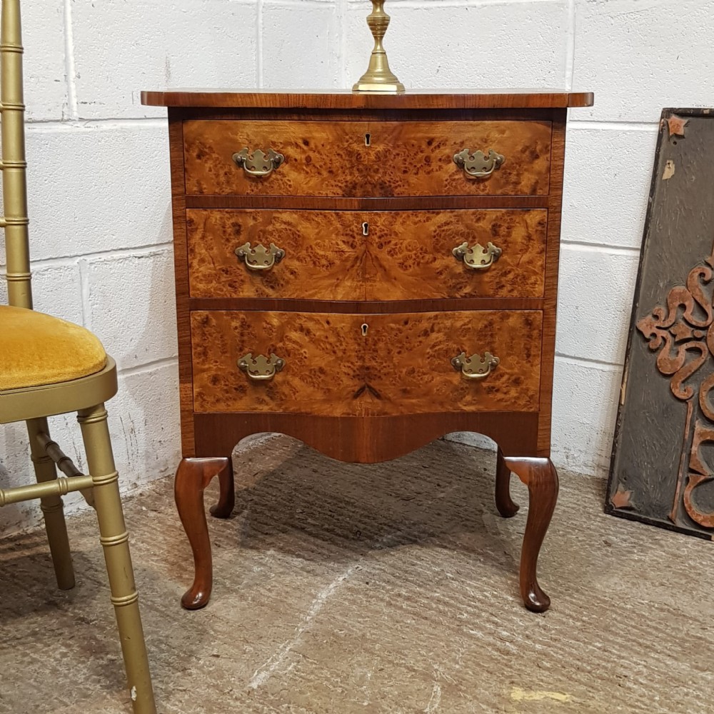 A SMALL BURR WALNUT SERPENTINE FRONTED CHEST OF DRAWERS C1920
