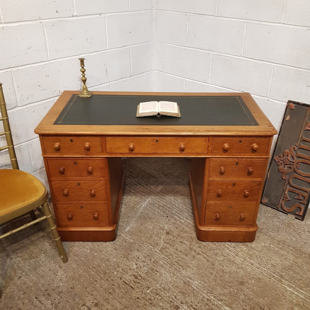 A VICTORIAN GOLDEN OAK TWIN PEDESTAL WRITING DESK C1880