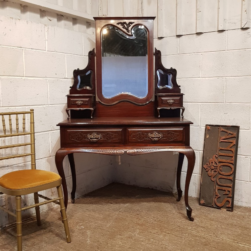 A MAHOGANY ART NOUVEAU DRESSING TABLE C1890
