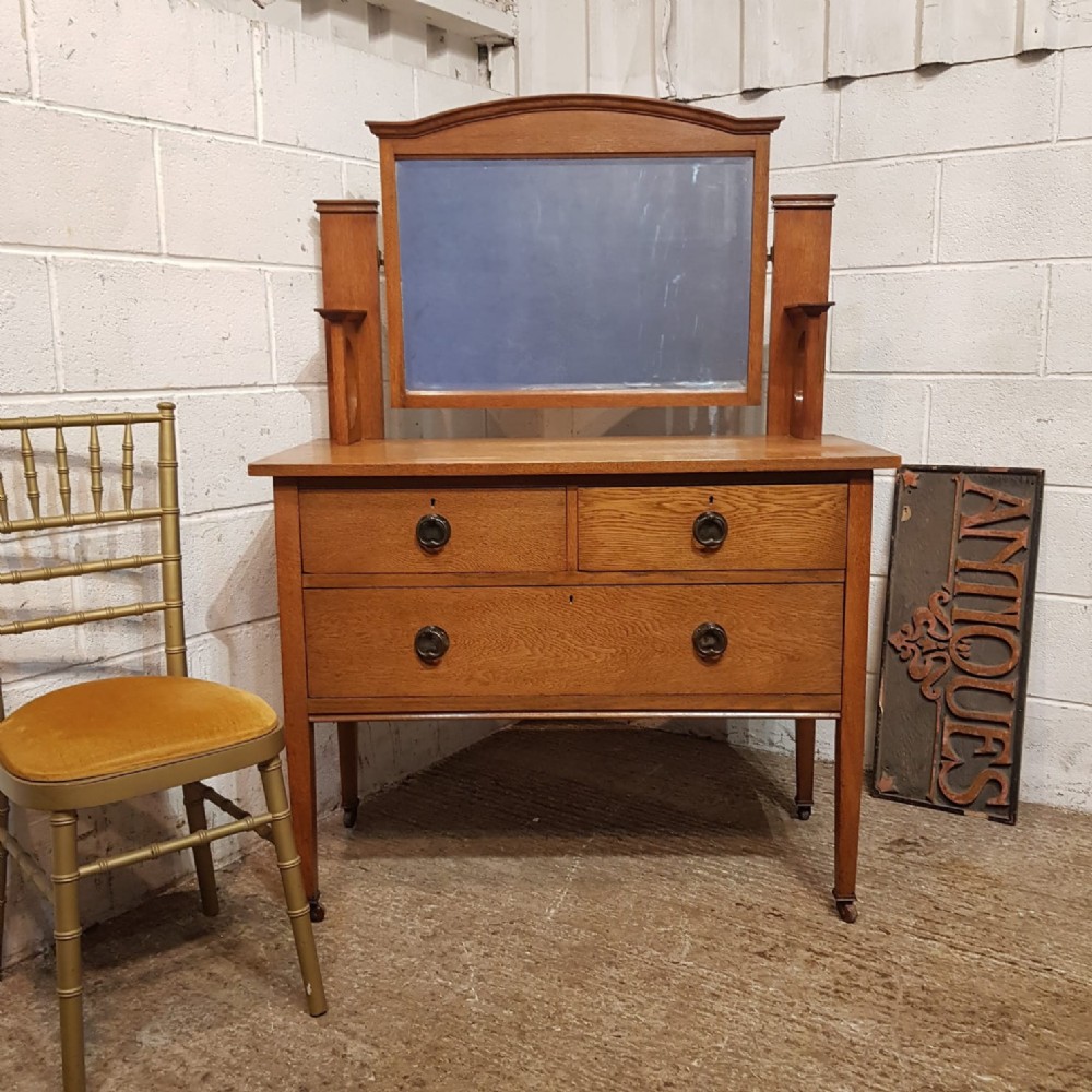 AN OAK ARTS & CRAFTS DRESSING CHEST C1900