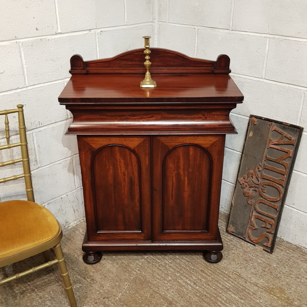 A SMALL MAHOGANY WILLIAM 4th CHIFFONIER C1830