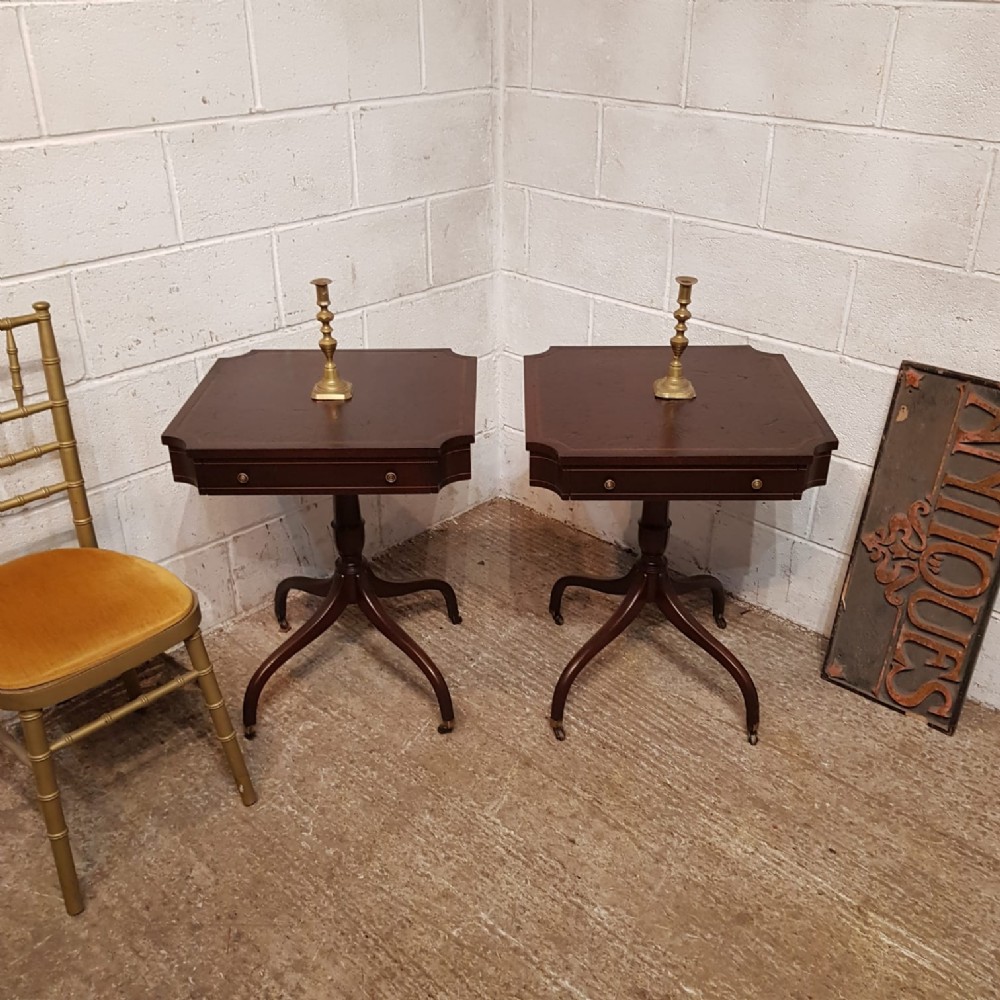 A PAIR OF MAHOGANY SIDE / BEDSIDE TABLES C1920