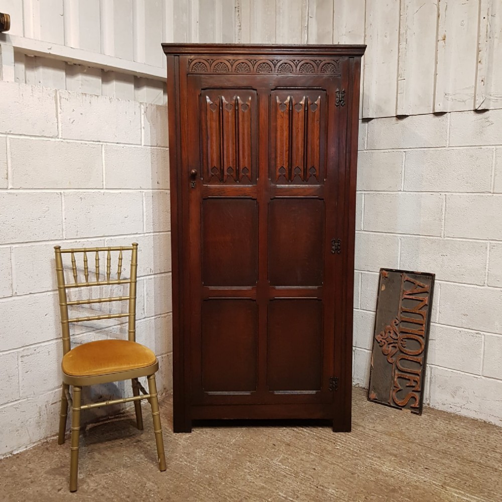 AN OAK SINGLE WARDROBE C1920