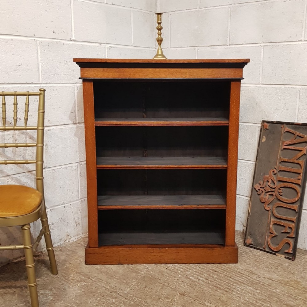 AN ANTIQUE SMALL MEDIUM OAK OPEN BOOKCASE C1900