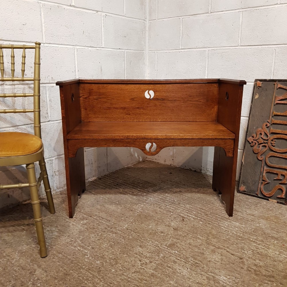 AN EDWARDIAN OAK ARTS & CRAFTS SMALL BENCH C1900