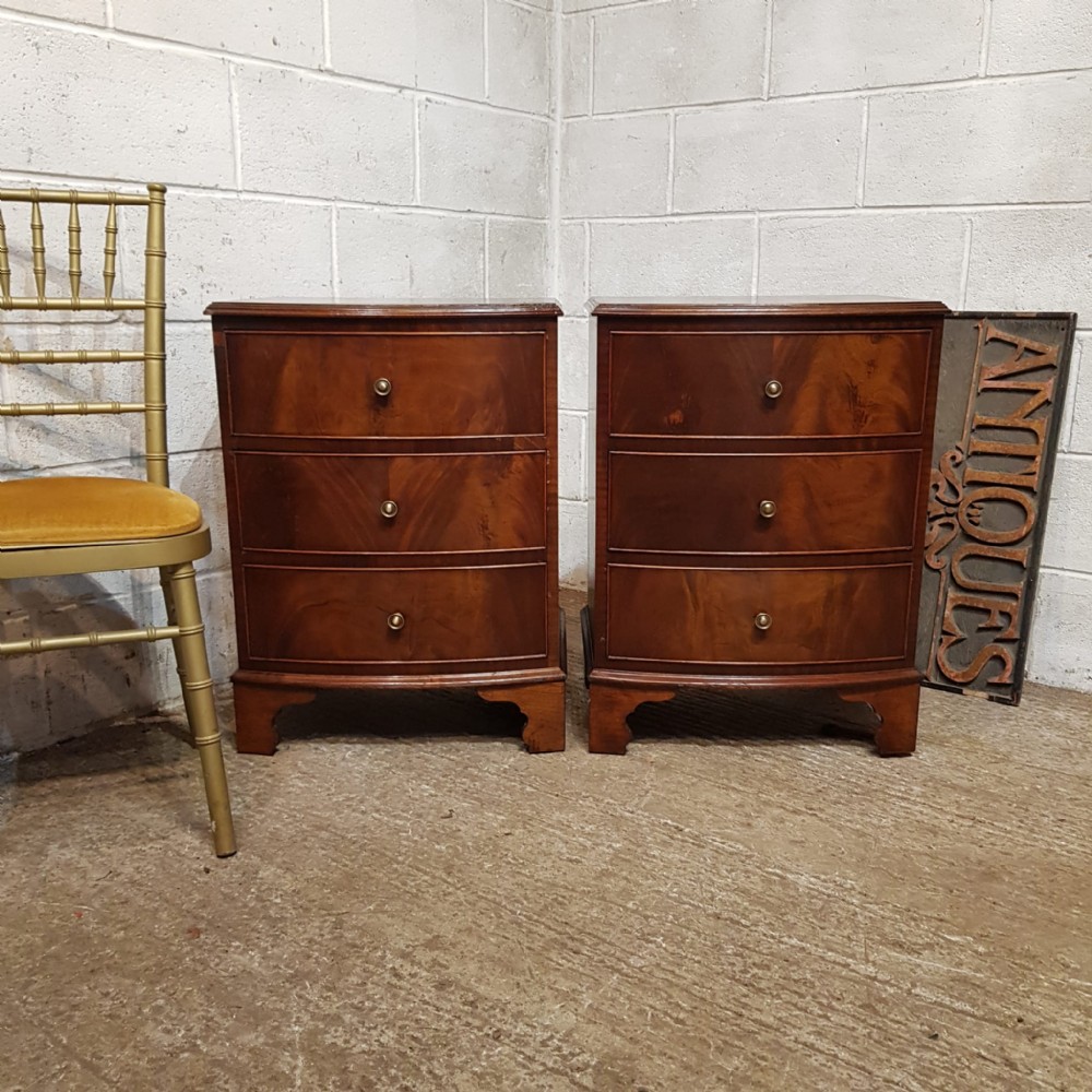 A PAIR OF MAHOGANY BOW FRONTED BEDSIDE CHESTS C1920