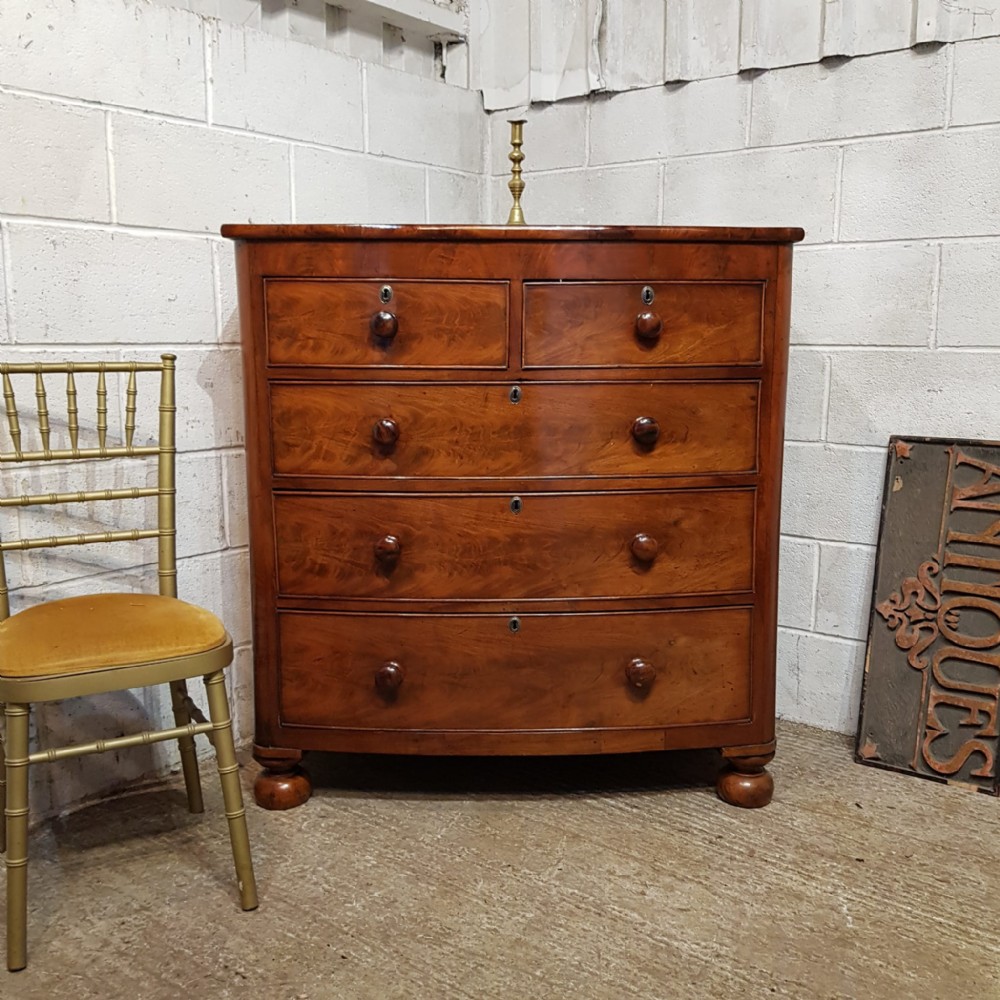 A VICTORIAN MAHOGANY BOW FRONTED 4 HEIGHT CHEST OF DRAWERS C1870