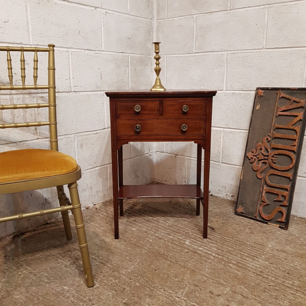 AN EDWARDIAN MAHOGANY SMALL SIDE TABLE C1900