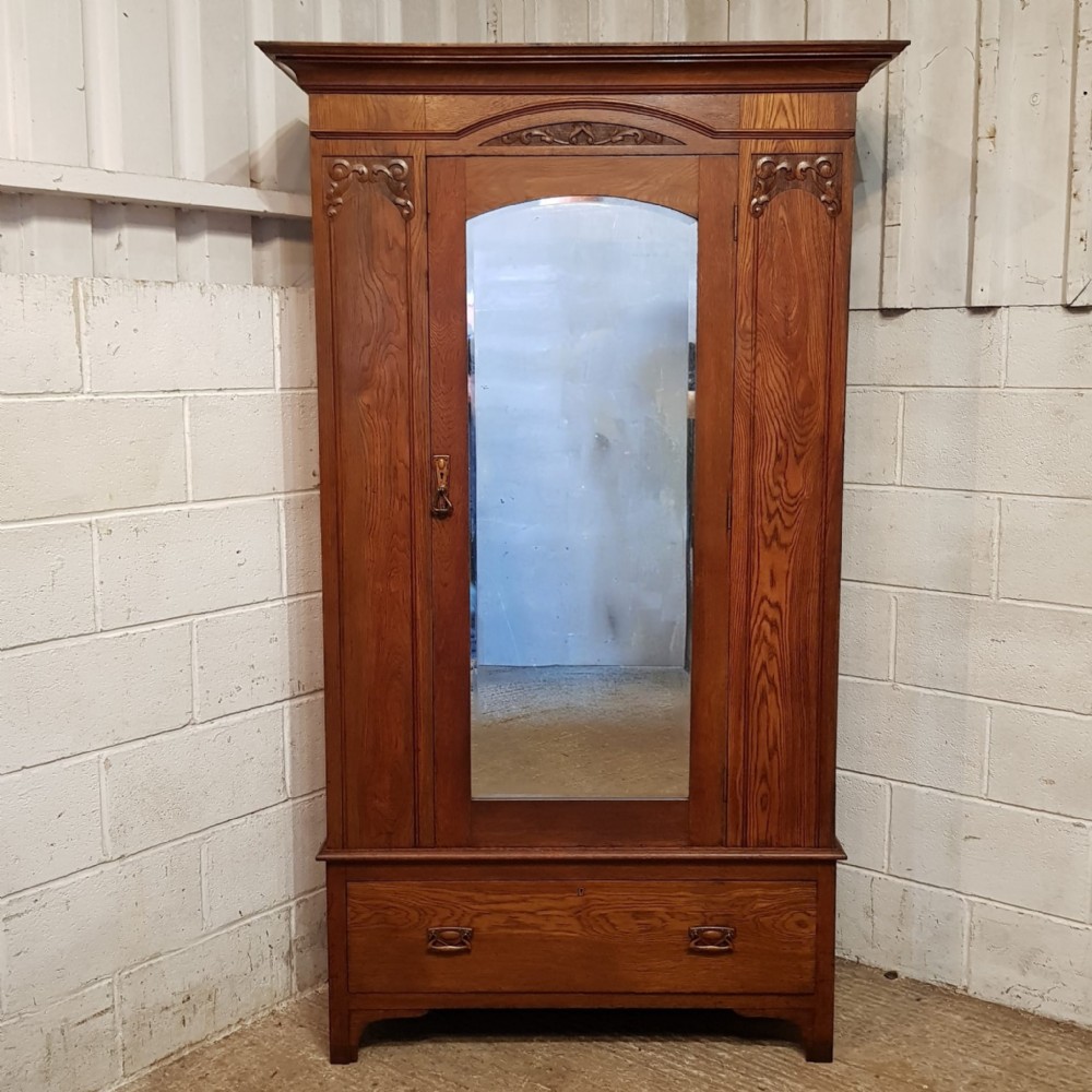 AN OAK ARTS & CRAFTS SINGLE WARDROBE C1910