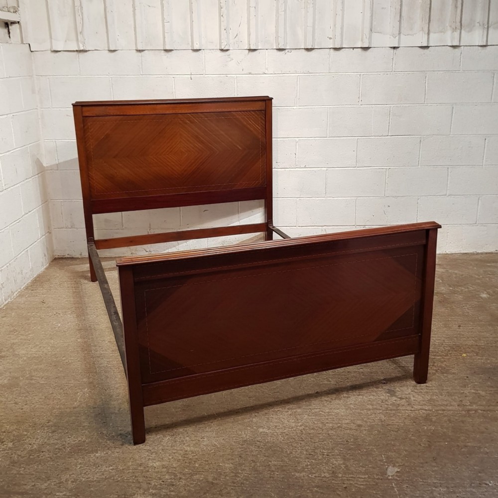 AN EDWARDIAN MAHOGANY DOUBLE BEDSTEAD C1900